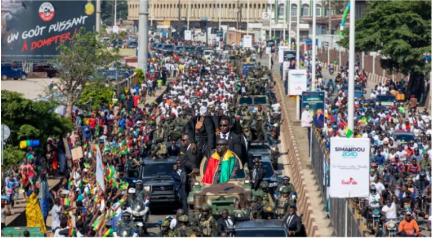 Photo de l'événement dans laquelle on peut apercevoir le même cortège